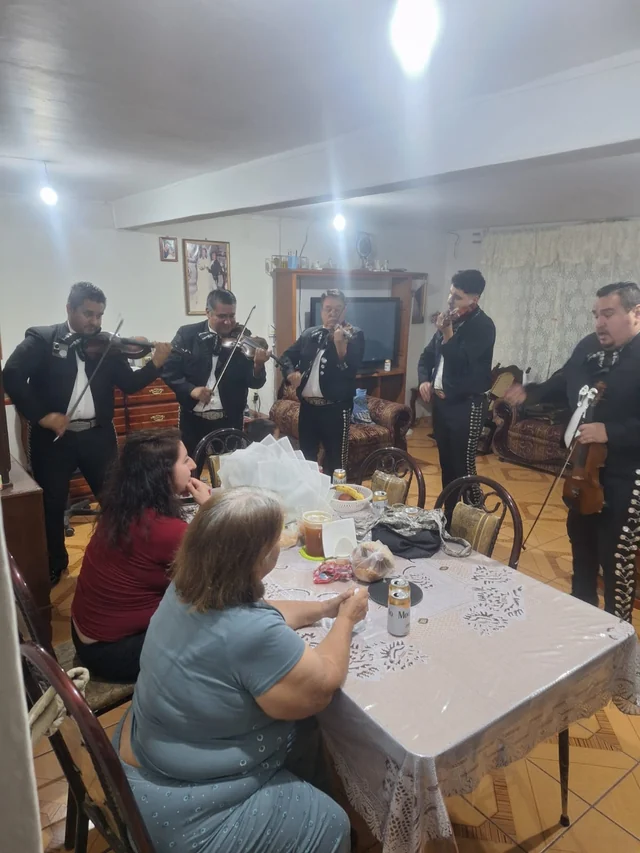 Integrantes de Insignia con sus instrumentos durante una presentación en casa
